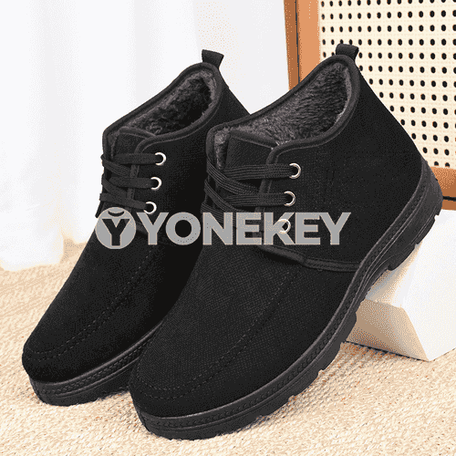 Erkekler üçin niýetlenilen içi mahmal gyş aýakgap.