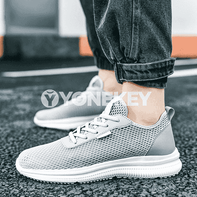 Erkekler üçin niýetlenen güýz paslynda geýilýän, owadan moda sport aýakgaplary.