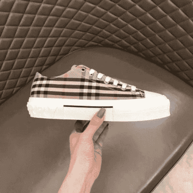 Erkekler üçin niýetlenen  Burberry brendli kedy.
