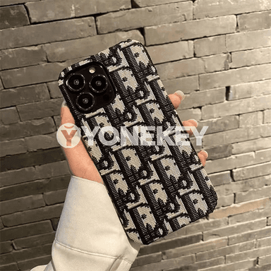 iPhone modelli telefonlar üçin täze dizaýnly owadan çehollar.