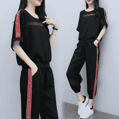 Gyzlar üçin niýetlenen komplekt sport eşigi.