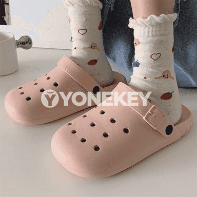 Erkekler üçin niýetlenen arkasy açyk şypbyklar