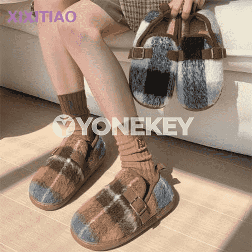 Gyzlaryň birkenstock aýakgaplary.