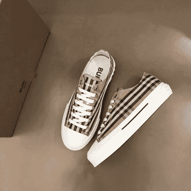 Erkekler üçin niýetlenen  Burberry brendli kedy.