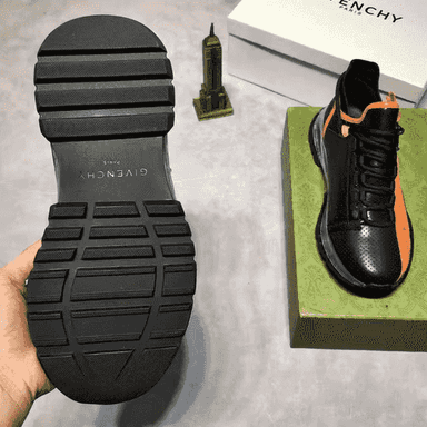GIVENCHY brendli erkekler üçin krasowka. 