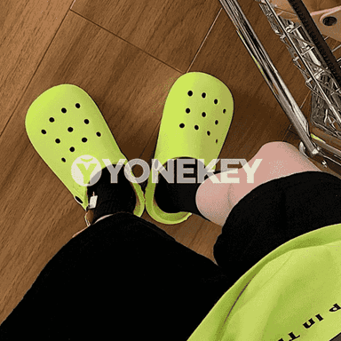 Erkekler üçin niýetlenen arkasy açyk şypbyklar