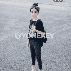 Gyzjagazlara niýetlenen sadalygy bilen özine çekiji krasowkalar.