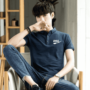 Erkekler üçin niýetlenen batnik futbolka.
