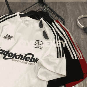 Gyzlar üçin gysga ýeňli futbolka