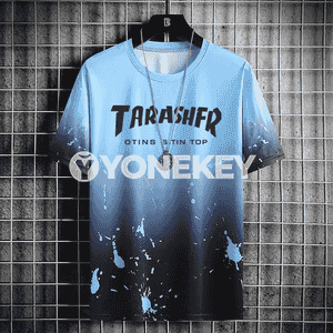 Erkekler üçin niýetlenilen gysga ýeňli owadan futbolka.