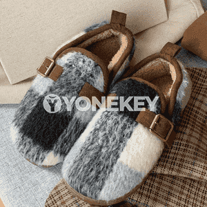Gyzlaryň birkenstock aýakgaplary.