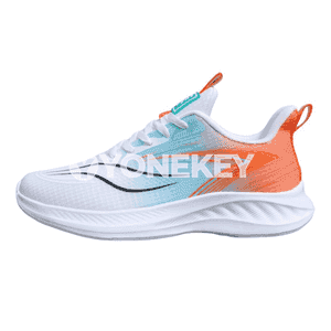 Erkekler üçin niýetlenen owadan moda sport aýakgaplary.