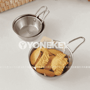 Aşhanada ulanmak üçin tabak 