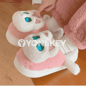 Gyzlar üçin niýetlenen gyş öý aýakgap.