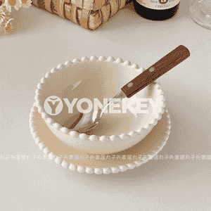 Aşhanada ulanmak üçin tabaklar 