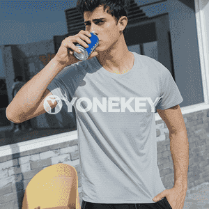 Erkekler üçin niýetlenilen yeňi kelte futbolka.