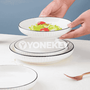 Aşhanada ulanmak üçin tabak 