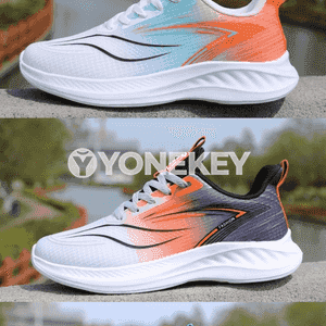 Erkekler üçin niýetlenen owadan moda sport aýakgaplary.