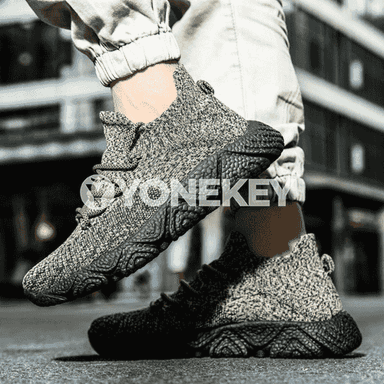 Erkekler üçin niýetlenen owadan, moda sport aýakgaplary.