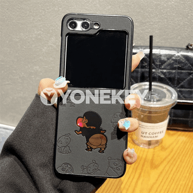 Samsung Z Flip we Galaxy Z Fold modelli telefonlar üçin kosmonawt dizaýnly owadan çehollar.