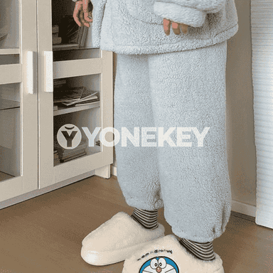 Gyzlaryň doraemon ýelekli ýapyk öý aýakgaplary.