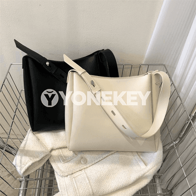 Zenanlar üçin ajaýyp görnüşli komplekt sumka.