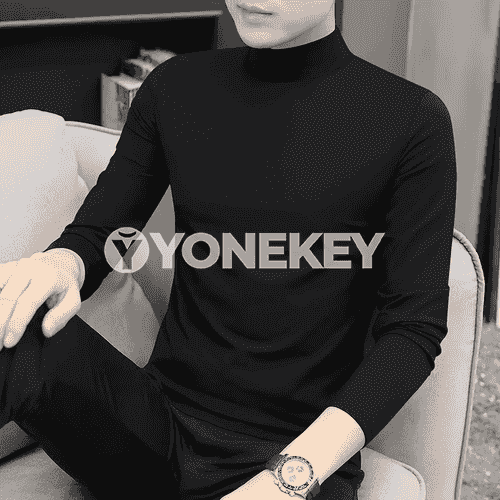 Erkekler üçin niýetlenilen uzyn ýeňli futbolka.