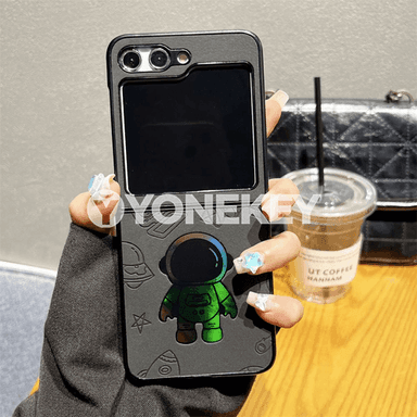 Samsung Z Flip we Galaxy Z Fold modelli telefonlar üçin kosmonawt dizaýnly owadan çehollar.