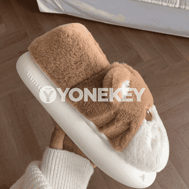 Gyzlaryň pişijek şekilli gyş öý aýakagplary.