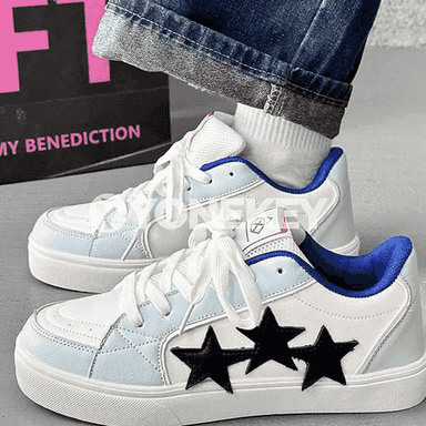 Oglanlar üçin niýetlenilen owadan dizaýnly rahat krasowka.