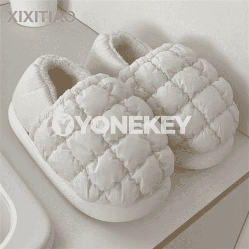 Gyzlar üçin niýetlenen gyş öý aýakgaplar.