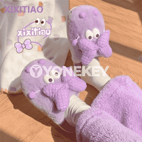Gyzlar üçin niýetlenen gyş öý aýakgap.