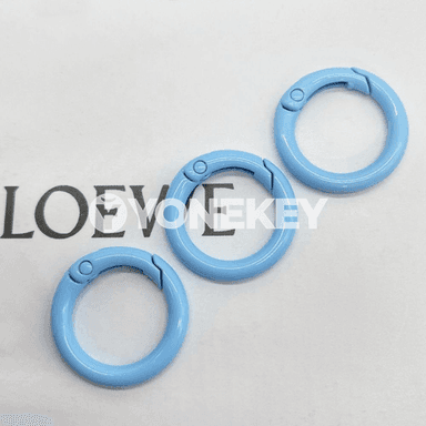 Zenanlar üçin özboluşly dizaýnly sumka dakylýan aksesuarlar.