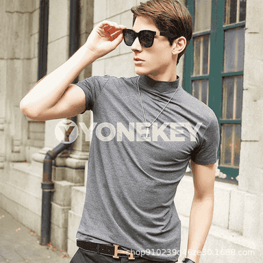 Erkekler üçin niýetlenilen ýeňi kelte futbolka.
