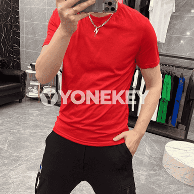 Erkekler üçin niýetlenilen ýeňi kelte futbolka.