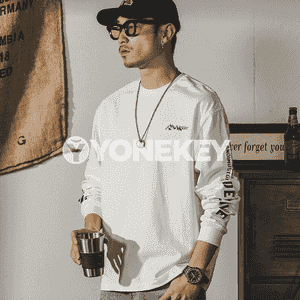 Erkekler üçin niýetlenen uzyn ýeňli futbolka