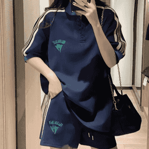 Zenanlar üçin niýetlenen komplekt futbolka+şortik