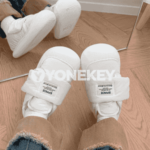 Gyzlar üçin ýeňil gar aýakgaplary.