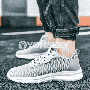 Erkekler üçin niýetlenen güýz paslynda geýilýän, owadan moda sport aýakgaplary.
