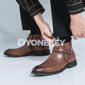 Erkekler üçin niýetlenen gyş paslynda geýilýän, moda aýakgaplar.