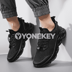 Erkekler üçin niýetlenen owadan moda sport aýakgaplary.