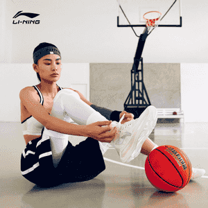 Erkekler üçin basketbol krasowka.