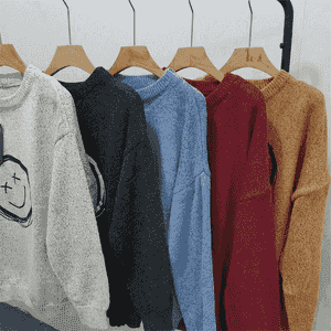 Oglanlar üçin niýetlenen moda switer.