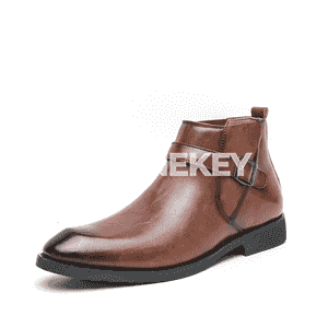 Erkekler üçin niýetlenen gyş paslynda geýilýän, moda aýakgaplar.