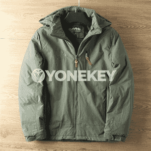 Erkekler üçin niýetlenen owadan we ýel geçirmeýän ýuka kurtka.