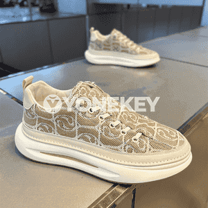 Erkekler üçin niýetlenen moda sport aýakgaplary.