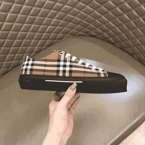 Erkekler üçin niýetlenen Burberry brendli kedy.