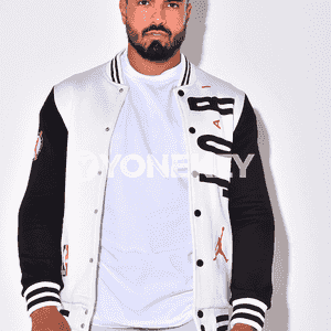 Erkekler üçin niýetlenen owadan moda penjek.