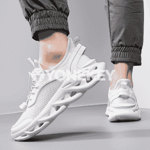 Erkekler üçin niýetlenen owadan moda sport aýakgaplary.