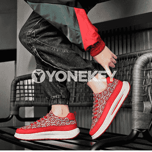 Erkekler üçin niýetlenen moda sport aýakgaplary.